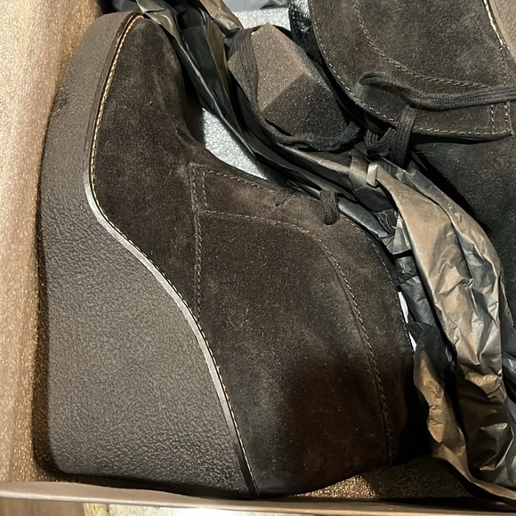 Size 9 Italian Aquatalia platform black suede booties. Lightly sherpa lined. - Picture 5 of 6